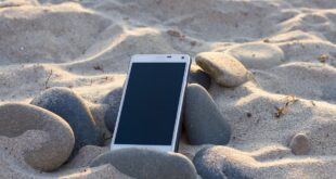 Mit dem Smartphone am Strand
