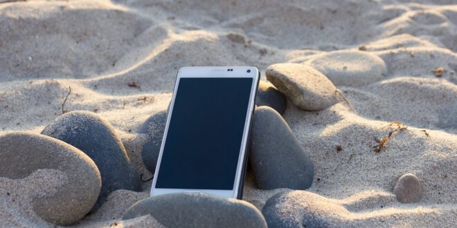 Mit dem Smartphone am Strand