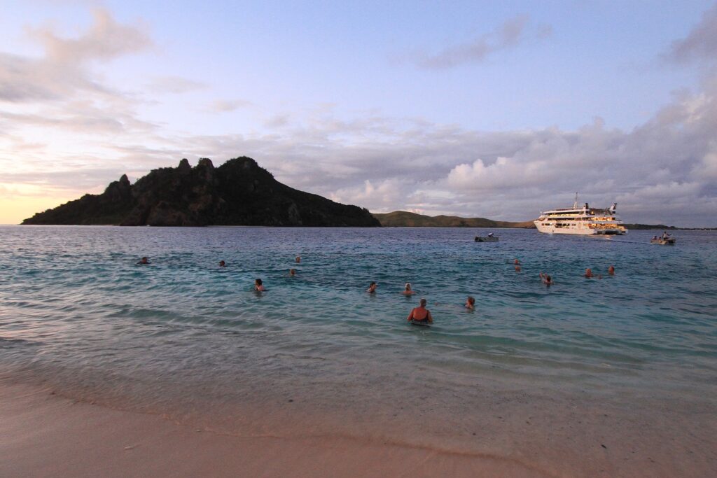 Blue Lagoon Cruises mit Blick auf Monu (Mamanuca Islands)