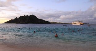 Blue Lagoon Cruises mit Blick auf Monu (Mamanuca Islands)