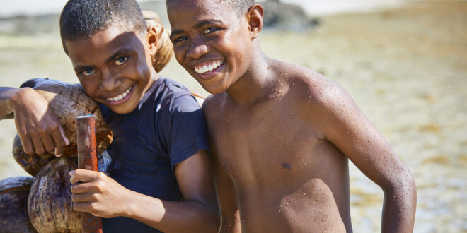 Kinder im Fluss auf Fiji